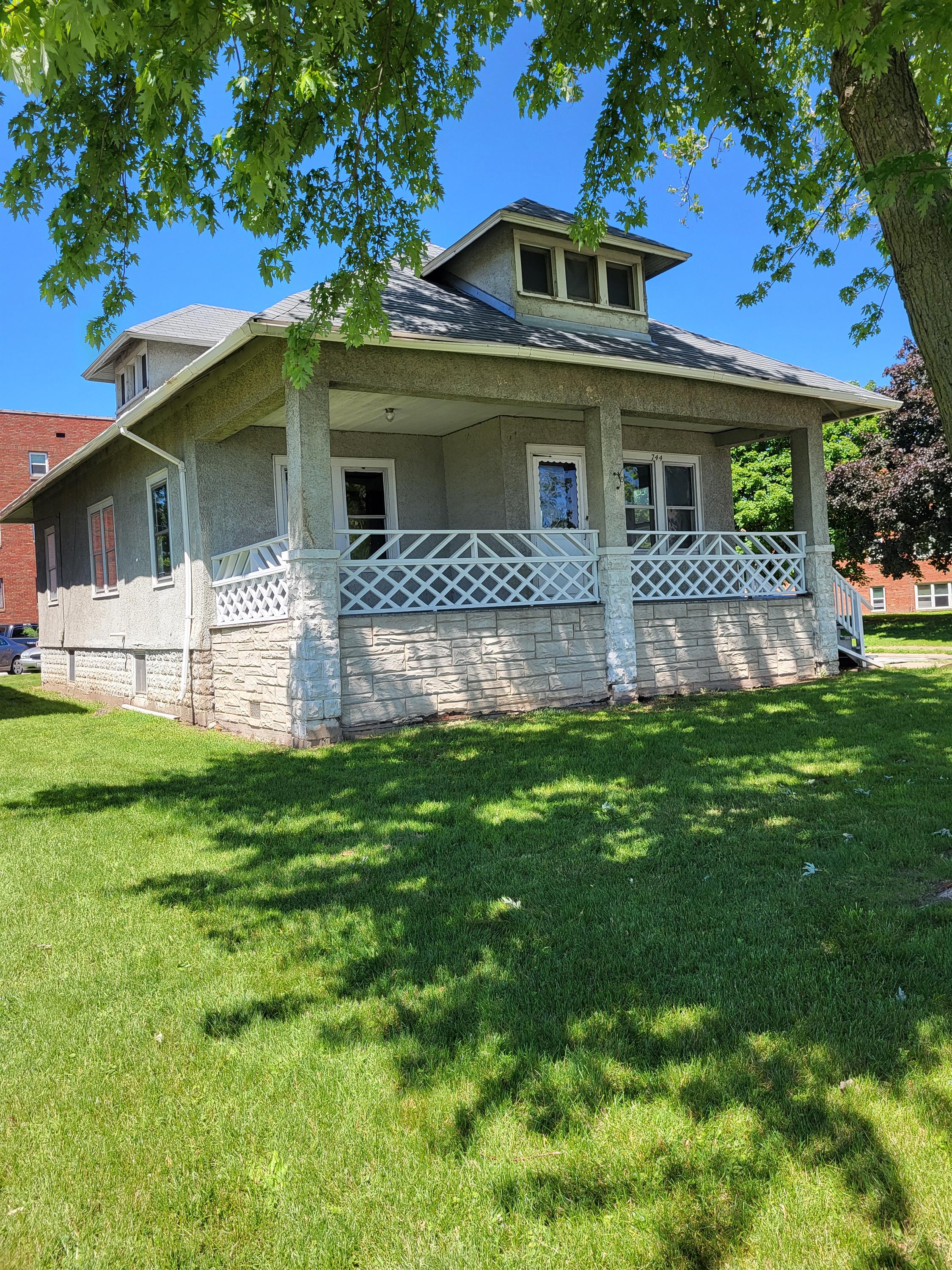 744 River Dr